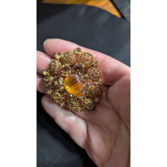 Vintage Austrian Filigree Brooch Amber Glass Cabochon stone and Rhinestones - Picture 3 of 9